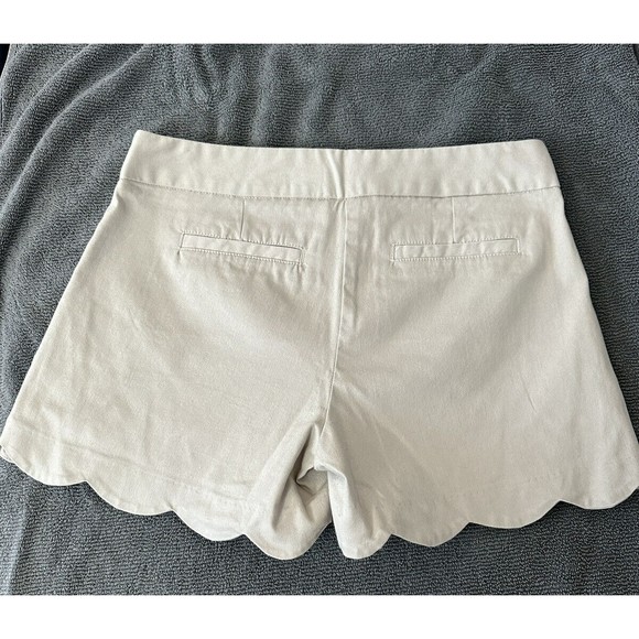 Attyre Womens Beige Scallop Hem Shorts Size 6 Flat Front Slash Pocket Chino EUC - Picture 2 of 4